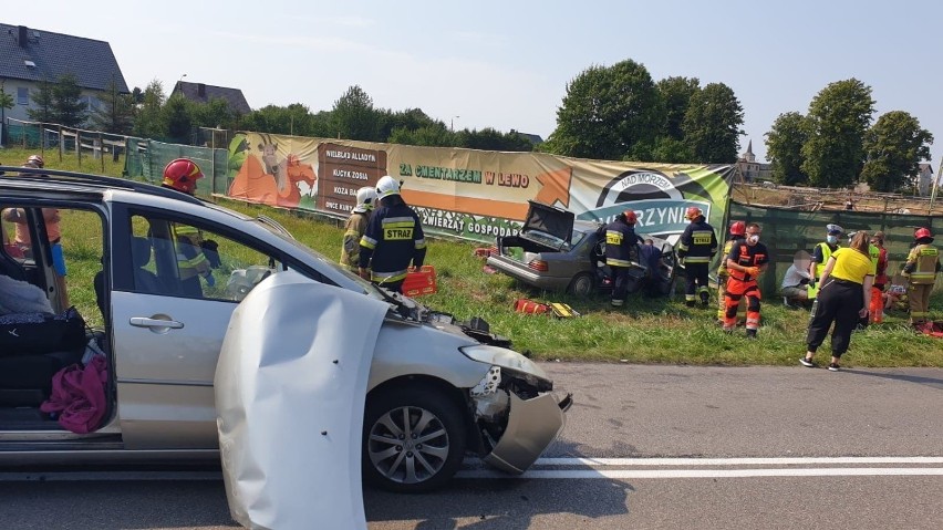 Starzyno: Wypadek Mazdy i Mercedesa - poszkodowanych 8 osób. Na miejscu lądował śmigłowiec LPR [zdjęcia]