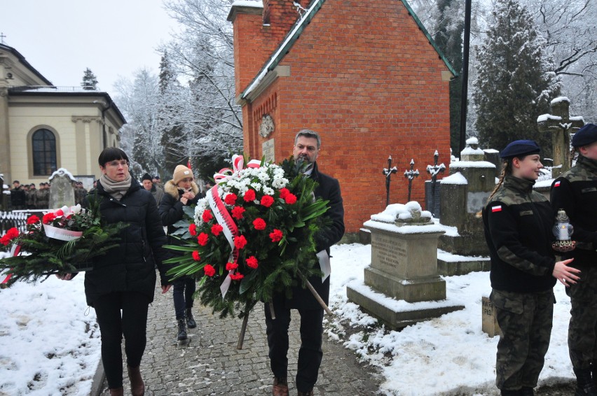 Obchody 160. rocznicy powstania styczniowego w Małopolsce. Modlitwa przy grobach, odsłonięcie tablicy, kucie kos