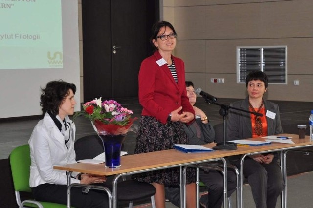 Od lewej: dr Felicja Księżyk, dziekan dr hab. Dorota Brzozowska, dr hab. prof. UO Maria Katarzyna Lasatowicz i dyrektor IFG, dr Gabriela Jelitto-Piechulik.
