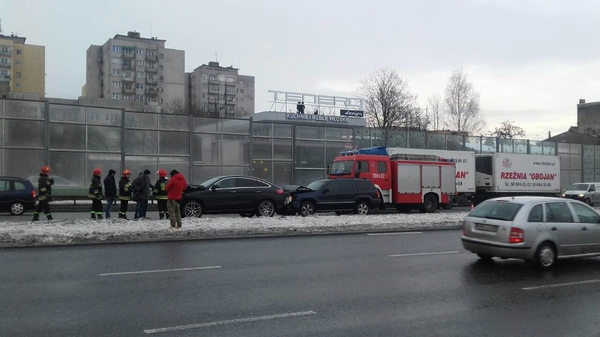 Karambol 6 samochodów na al. Jana Pawła II. Dwie osoby ranne,  sześć aut jak domino [zdjęcia]