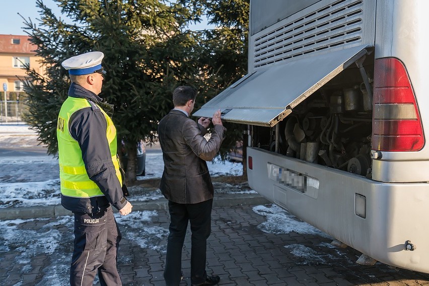 Policjanci sprawdzają autokary przed wyjazdem na ferie. Pierwszy skontrolowany nie pojechał