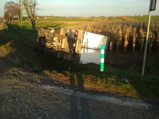 W miejscowości Stodoły-Kolonie ciężarówka uderzyła w busa i wypchnęła go z drogi