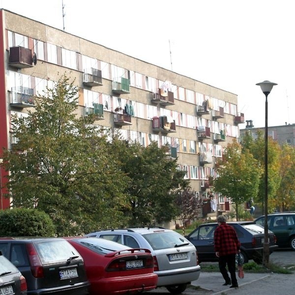 Gmina nie ma lokali socjalnych, więc ratuje się opłacając koszty utrzymania kilku mieszkań w spółdzielczych blokach. 
