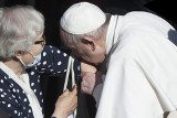 Papież Franciszek ucałował podczas audiencji generalnej tatuaż Polki ocalałej z obozu śmierci w Auschwitz