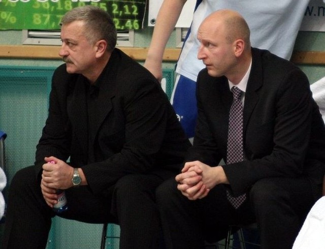 Szkoleniowiec Siarki Tarnobrzeg Dariusz Szczubiał (z lewej, obok trener Kotwicy Kołobrzeg Tomasz Mrożek) przez tydzień oglądał grę i rozmawiał z koszykarzami z USA.