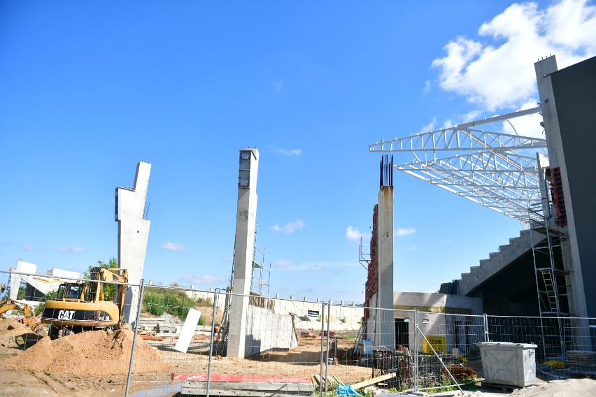 Budowa stadionu dla Radomiaka. Trwa montowanie konstrukcji zadaszenia. Zobacz najnowsze zdjęcia