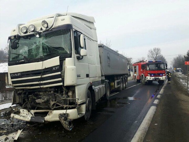 Do zdarzenia doszło w środę przed godz. 10 w Jaworzu Górnym w powiecie dębickim.Jeden z kierujących nie zachował bezpiecznej odległości od poprzedzającej go ciężarówki i najechał na tył tego pojazdu. W groźnie wyglądającym zderzeniu nikt nie został ranny.