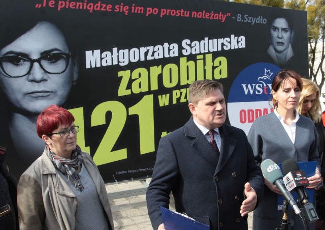 Politycy Platformy Obywatelskiej podczas inauguracji akcji. Przy mikrofonach posłowie Anna Białkowska i Leszek Ruszczyk.