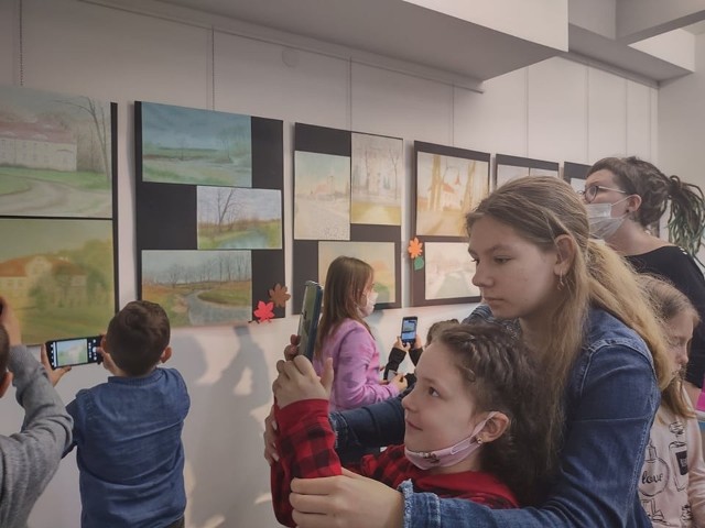 Wystawa pt. "Mała Ojczyzna w obrazach malowana" . Prace uczniów, rodziców i nauczycieli z Nowogrodu Bobrzańskiego można podziwiać w bibliotece wojewódzkiej im. Norwida w Zielonej Górze