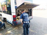 Inspektorzy transportu drogowego kontrolowali autobusy. Słabe hamulce i wycieki płynów