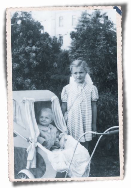 1949r. ul. Sienkiewicza. W wózku 8-miesięczna Aldona...