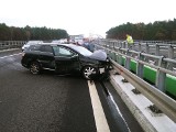 Wypadek na drodze S3 koło Świebodzina. Toyota roztrzaskała się o barierki. Ranna została jedna osoba [ZDJĘCIA]