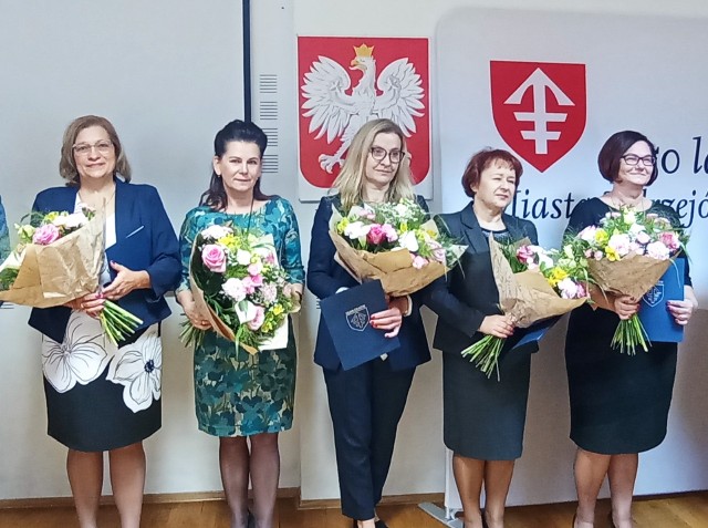 Na kolejną kadencję dyrektorami szkół zostali, na zdjęciu od lewej: Agnieszka Dulęba-Kosowska, Barbara Skowronek, Marta Zarzycka, Anastazja Bodgał. Dyrektorem przedszkola została: Dorota Olszewska