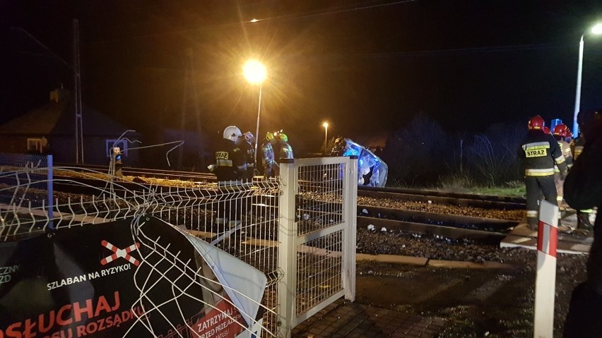 Wypadek na przejeździe kolejowym w Drzewicy. Kierowca był pijany