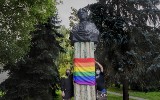 Kraków. Aktywiści LGBT powiesili tęczową flagę na kolejnym pomniku - tym razem Marii Konopnickiej [ZDJĘCIA]