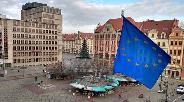 Wrocław z Unią Europejską. Z unijnymi flagami pojadą w niedzielę wszystkie autobusy i tramwaje