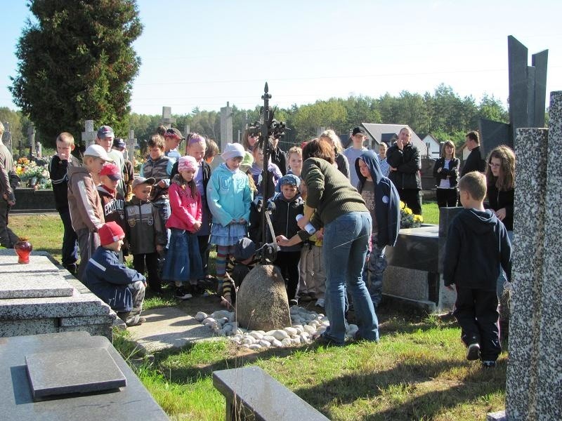 Dzieci z NSP w Niewodnicy Kościelnej odnawiają stare krzyże 