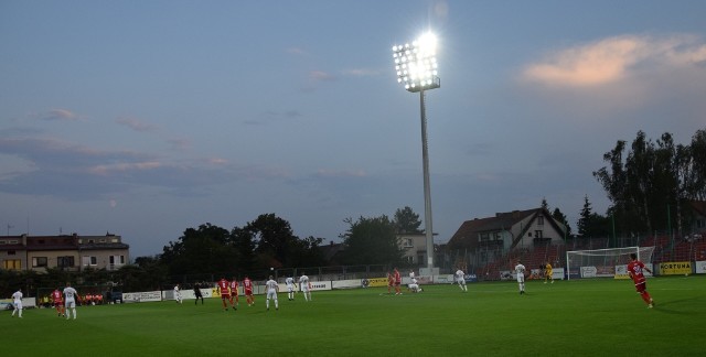 Liczące niespełna 10 tys. mieszkańców Niepołomice mają stadion z oświetleniem 1600 lx i trybunami na 2118 osób. 200-tysięczny Rzeszów...