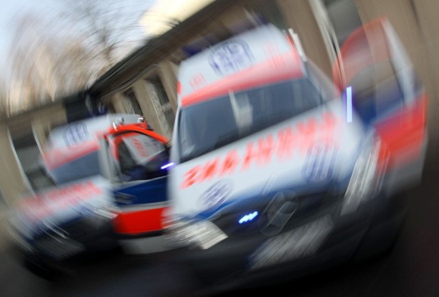 Ojciec pobił własne trzymiesięczne dziecko. Rodzina maleństwa wezwała policję.  Na miejscu policjanci zauważyli  stłuczenia  na twarzy dziecka. Niemowlak  został zabrany do szpitala.