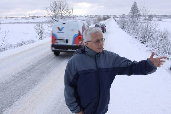 Chodnik lub kilka latarni z pewnością uratowałyby życie niejednego mieszkańca &#8211; mówi Zbigniew Kierski