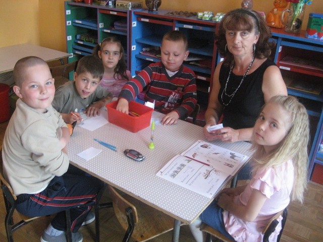 Według dyrektorki zajęcia w przedszkolu odbywają się normalnie. Na zdjęciu: sześciolatki ze swoją nauczycielką Teresą Kowalska.