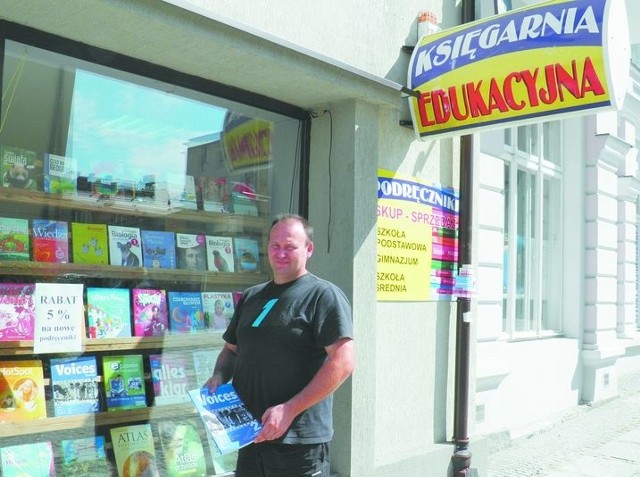 – Niebawem też zamykam tu interes – mówi Tomasz Pilipczuk, właściciel księgarni przy ulicy Długiej.