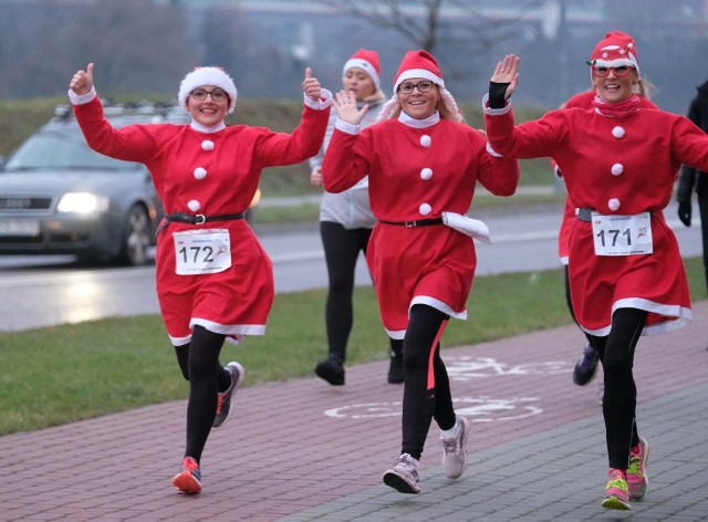 W sobotę odbył się Świąteczny Bieg Mikołajów wokół Galerii Sanowa w Przemyślu. Dzieci miały do pokonania jedno okrążenie, a dorośli dwa. W sumie na starcie stanęło ponad 200 biegaczy amatorów.