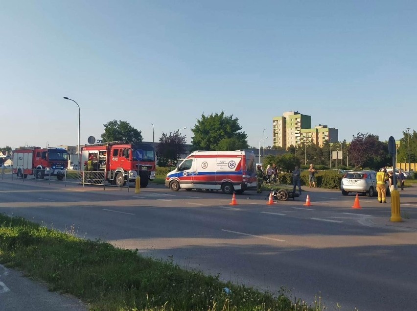 Wypadek w Ostrowcu. Zderzenie samochodu osobowego z motocyklistą
