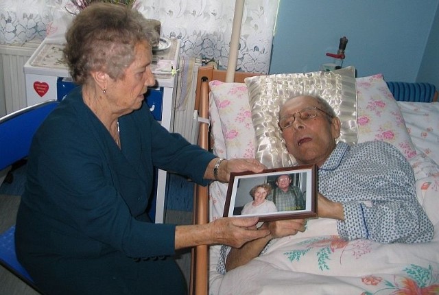 Celina i Stanisław Sabatowie z Tarnobrzega są przykładem miłości, która po 54 latach nie zgasła. Seniorzy mówią, że ich jesień życia jest pełna miłości i zrozumienia.