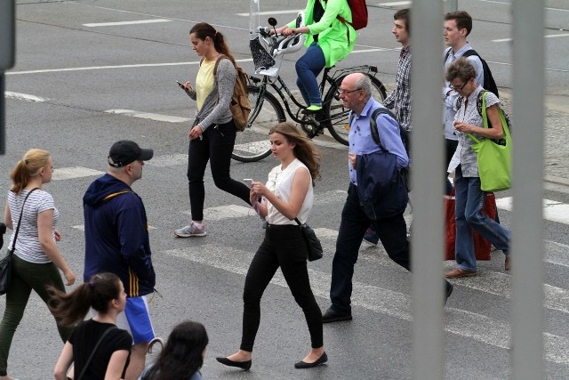 Nowelizacja ustawy Prawo o ruchu drogowym wprowadza m.in. zakaz używania telefonów komórkowych podczas przechodzenia przez przejścia dla pieszych