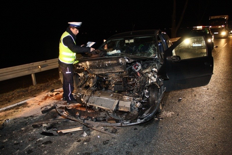 Fiat punto zderzył się ze spycharko-koparką