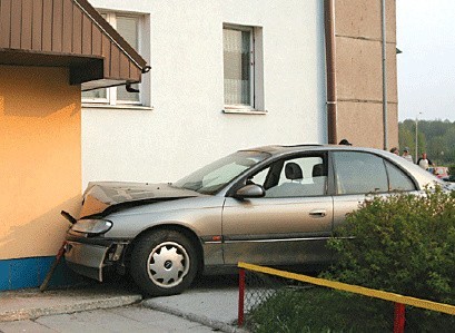 Opel ucierpiał w zderzeniu z murem