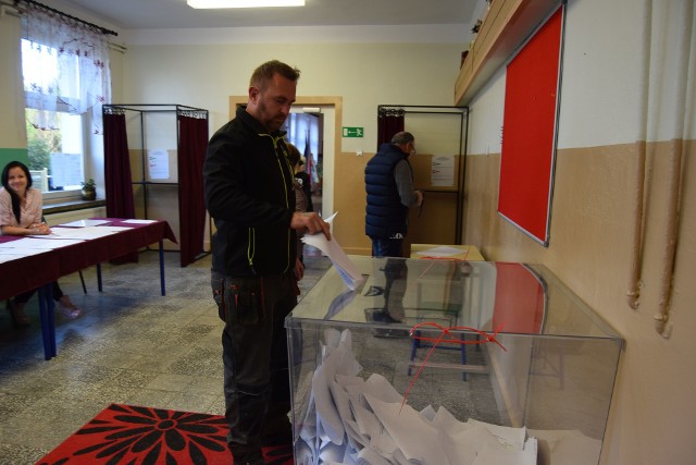 Głosowanie w Drzonowie