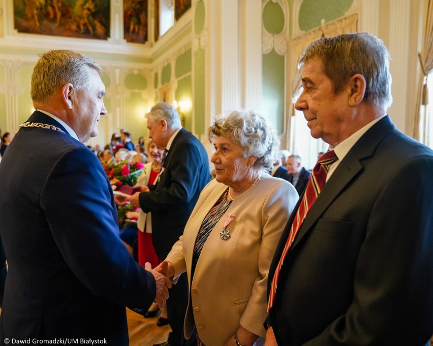 Białystok. 77 par świętowało złote gody. Prezydent Truskolaski odznaczył małżonków z 50-letnim stażem [ZDJĘCIA]
