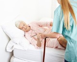 Mieszkasz z przewlekle chorą osobą? Sprawdź, czy przysługuje jej pielęgniarska domowa opieka długoterminowa. Jakie trzeba spełniać warunki?