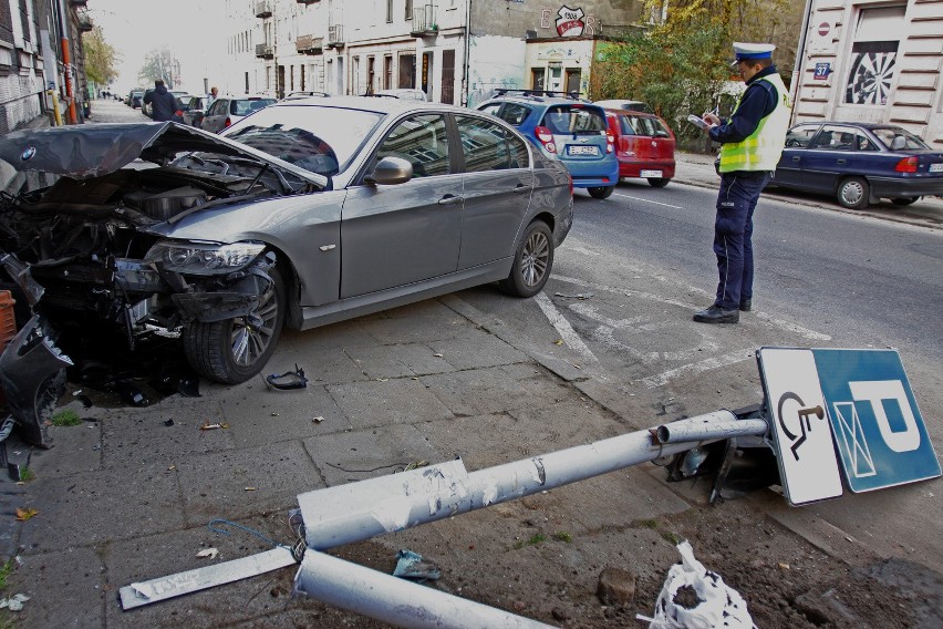 Wypadek na Struga. Bmw zderzyło się z volkswagenem i uderzyło w ścianę kamienicy [ZDJĘCIA]