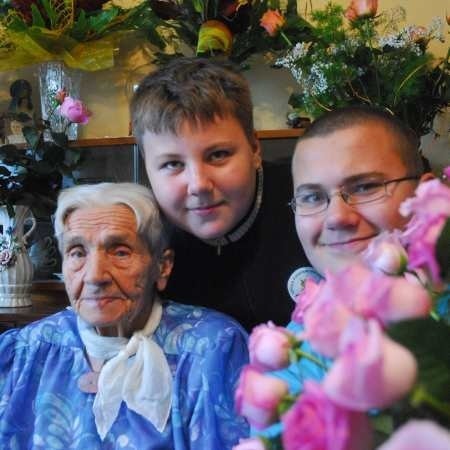 Maria Korsak dziś skończyła 100 lat. Na zdjęciu z prawnukami Bartkiem i Błażejem.