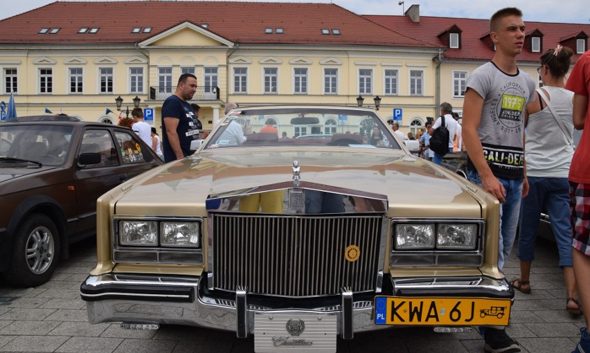 Perełki motoryzacji na oświęcimskim rynku - trudno było oderwać wzrok od zabytkowych samochodów [ZDJĘCIA]