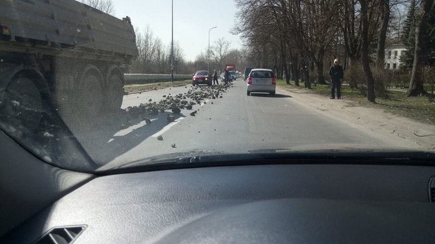 Kraków. Z ciężarówki wysypały się kamienie na ulicę [ZDJĘCIA]