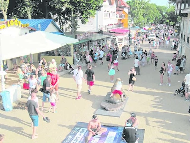 Deptak na ul. Kościuszki w Mielnie, prowadzący do głównego wejścia na plażę. Nie brakuje tu knajpek serwujących świeżą rybę oraz  kawiarni z lodami i goframi