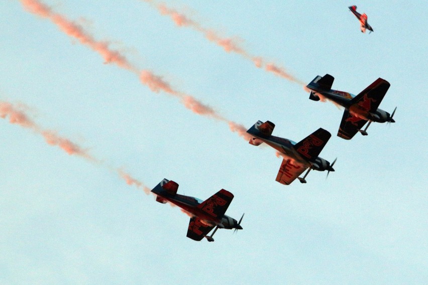 Air Festival Świdnik. Taniec Biało - Czerwonych Iskier na niebie [ZDJĘCIA, WIDEO]