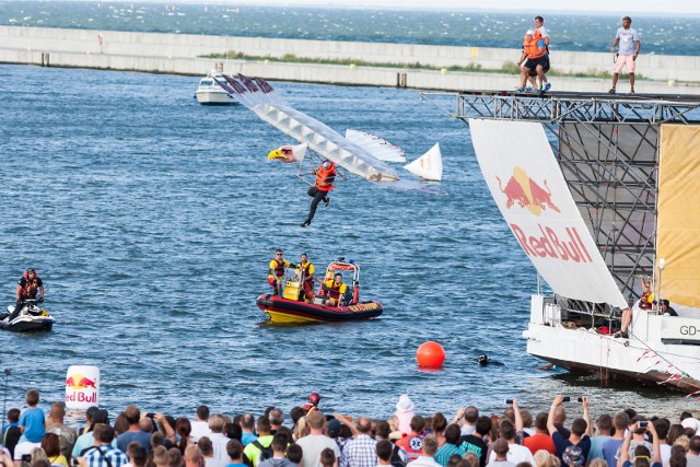 Konkurs skoków Red Bulla w Gdyni co roku gromadzi tłumy publiczności. Pierwsze tego typu zawody odbyły się 20 lat temu w Polsce