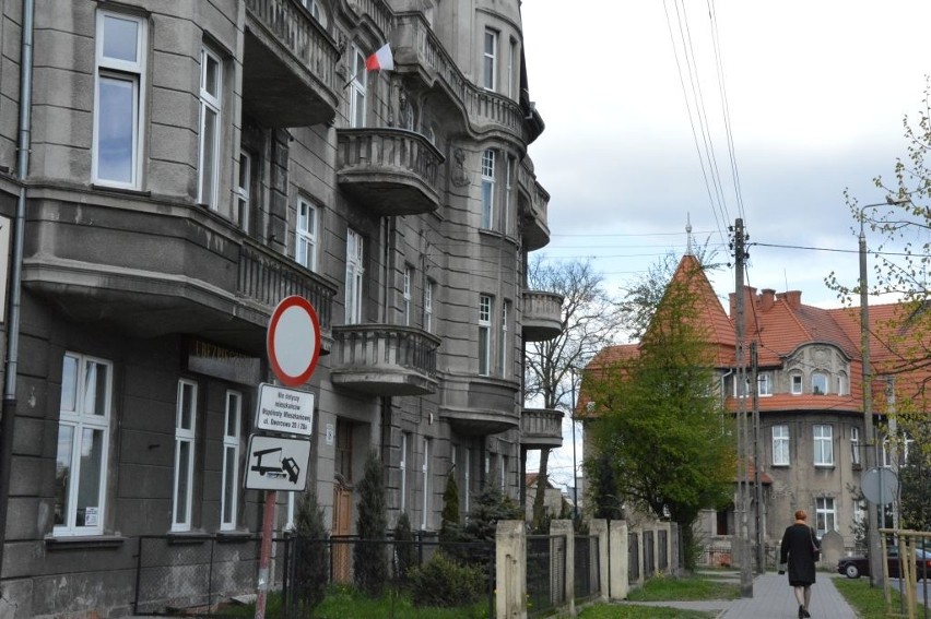 Na potężnym budynku przy Dworcowej 18 tylko jeden samotny...