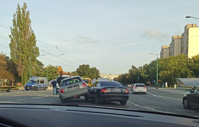 Nietypowa kolizja na ul. Piłsudskiego w Sosnowcu.Zobacz kolejne zdjęcia. Przesuwaj zdjęcia w prawo - naciśnij strzałkę lub przycisk NASTĘPNE