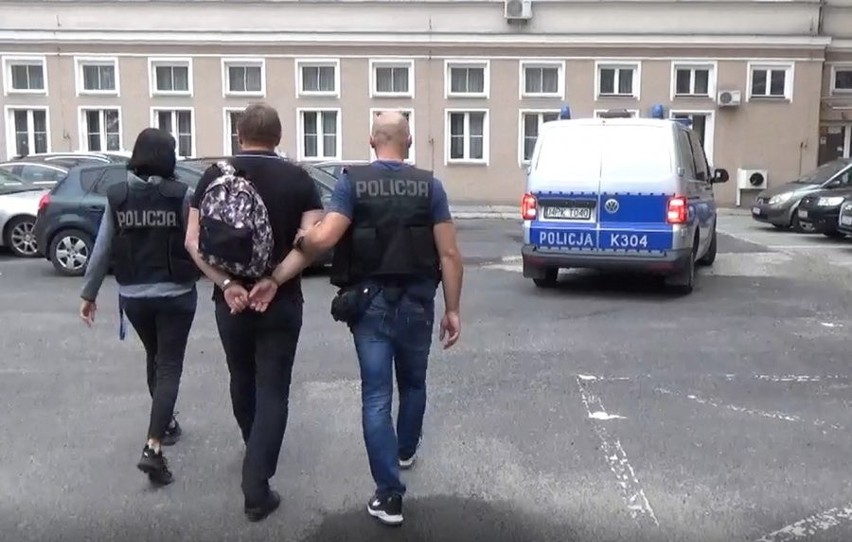 Policjanci z Rzeszowa zatrzymali czterech byłych szefów sieci sklepów "Jedynka". Są podejrzani o wielomilionowe wyłudzenia