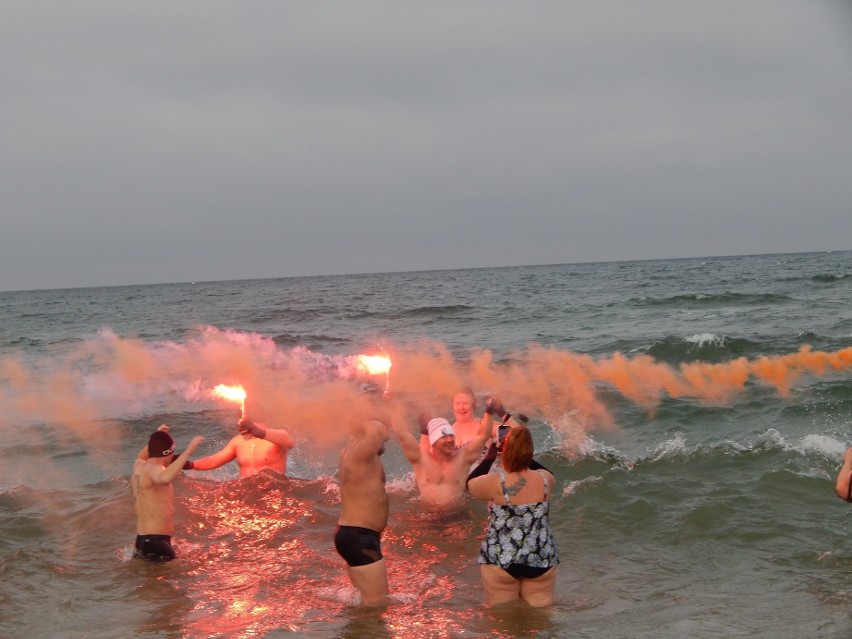 Ustka. Niedzielny spacer brzegiem morza [ZDJĘCIA]