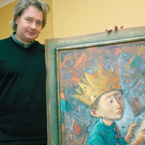 Zbigniew Kułagowski prezentuje obraz "Król czytający&#8221;, który będzie można kupić podczas piątkowej aukcji.