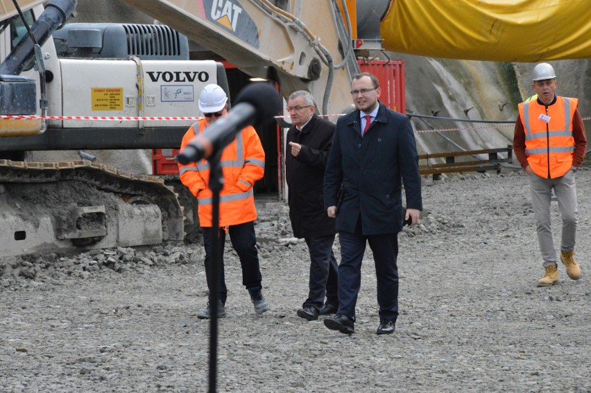 Premier i minister na placu budowy nowej zakopianki. Od teraz tunel jest drążony z dwóch stron