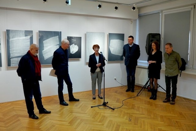 O wystawie mówi Tamara Książek. Obok niej, z lewej, Andrzej Brzegowy.