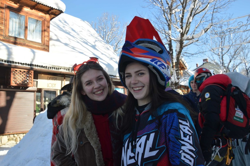 Zakopane. Kilkuset maturzystów zatańczyło poloneza na Krupówkach [ZDJĘCIA]